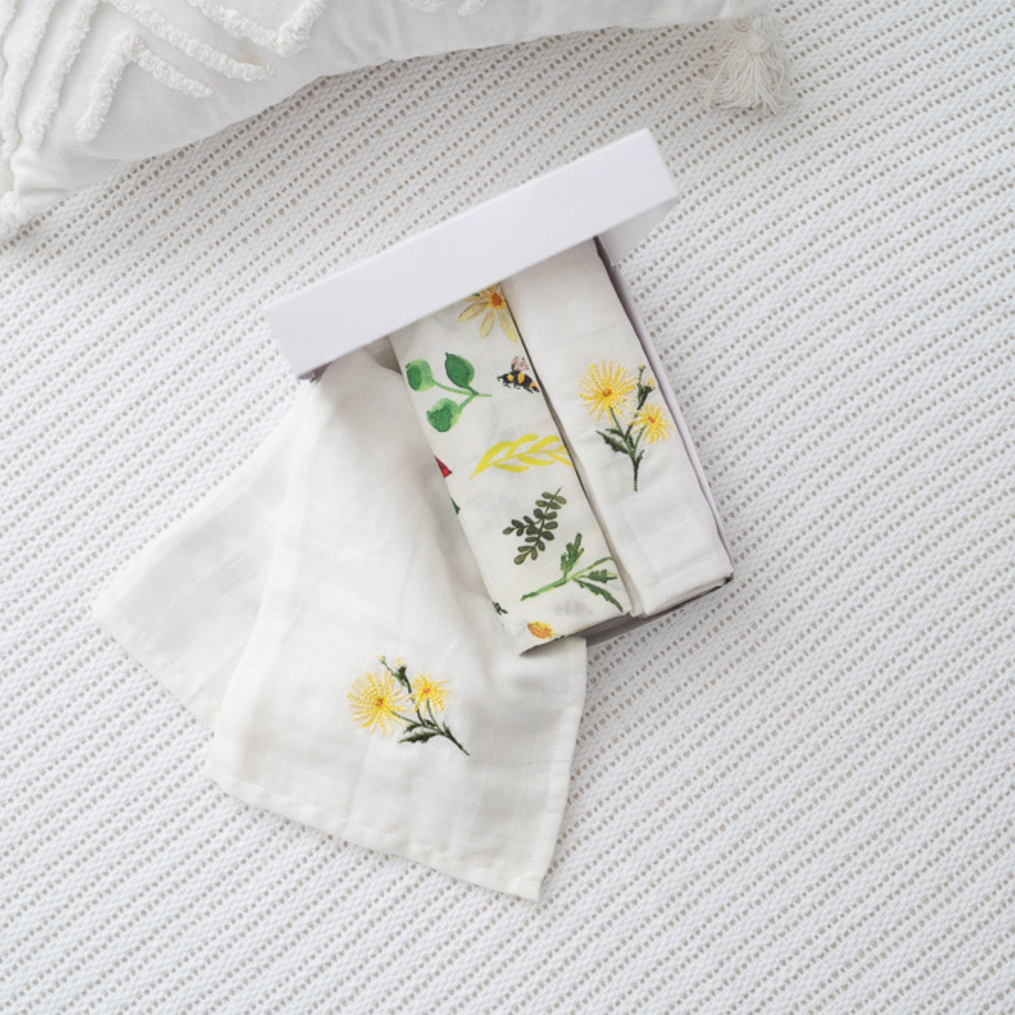 Load image into Gallery viewer, Wild Bee Muslin Swaddle (Set of 3)
